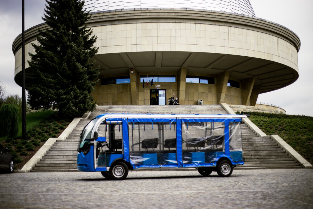 Podróż po Parku Śląskim busem elektrycznym. Dojeżdża też do Planetarium