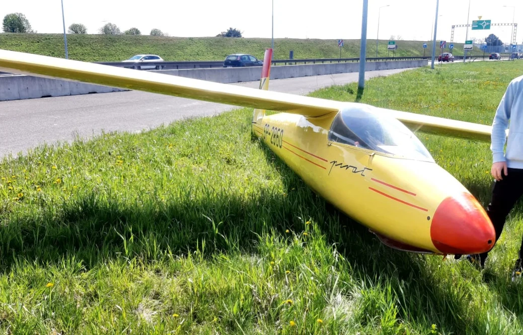 Żory: Lądowanie szybowca na węźle autostrady A1. Jak do tego doszło?