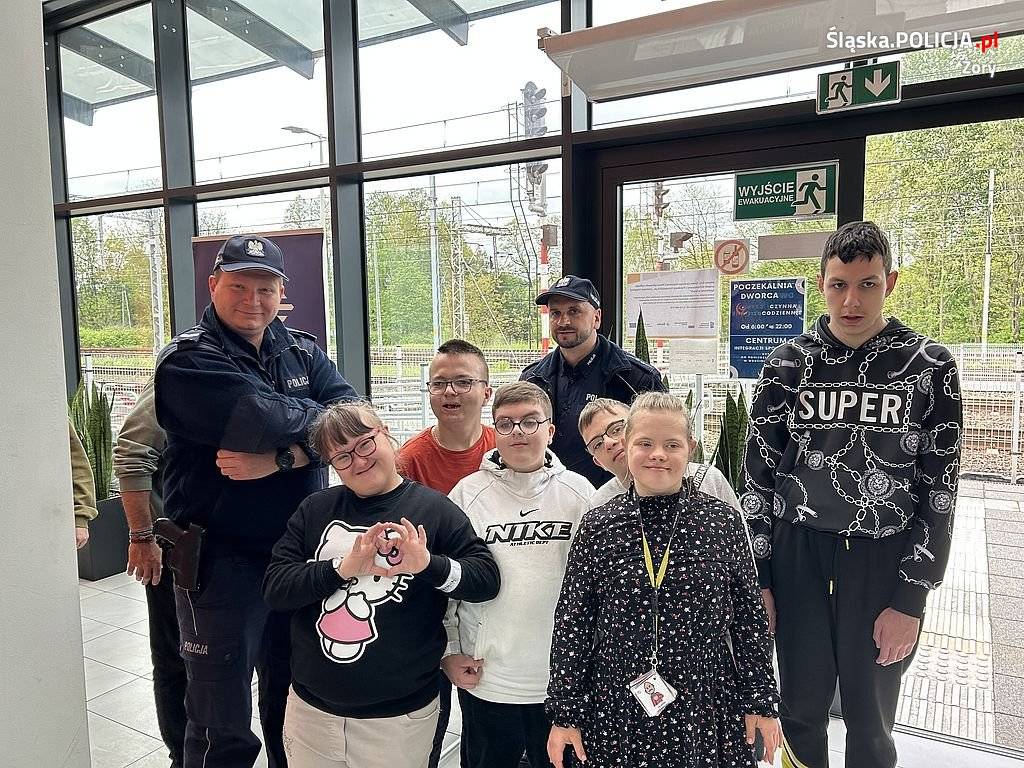 Targi Edukacji i Wolontariatu na terenie dworca PKP. Nie zabrakło żorskich mundurowych