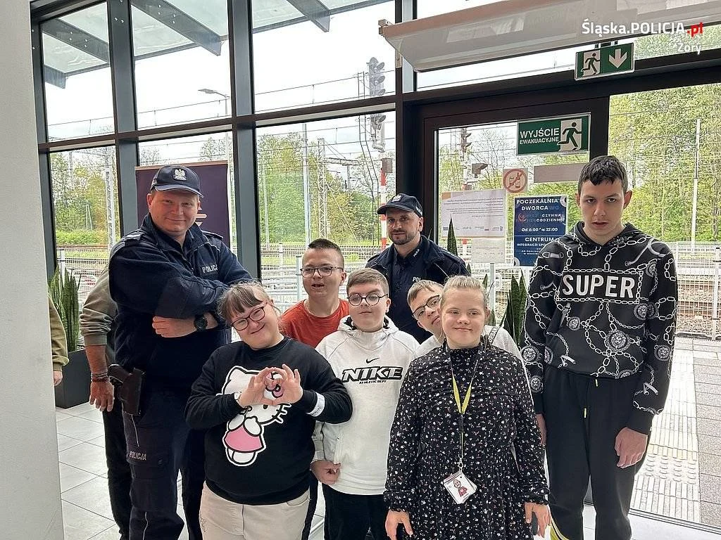 Targi Edukacji i Wolontariatu na terenie dworca PKP. Nie zabrakło żorskich mundurowych