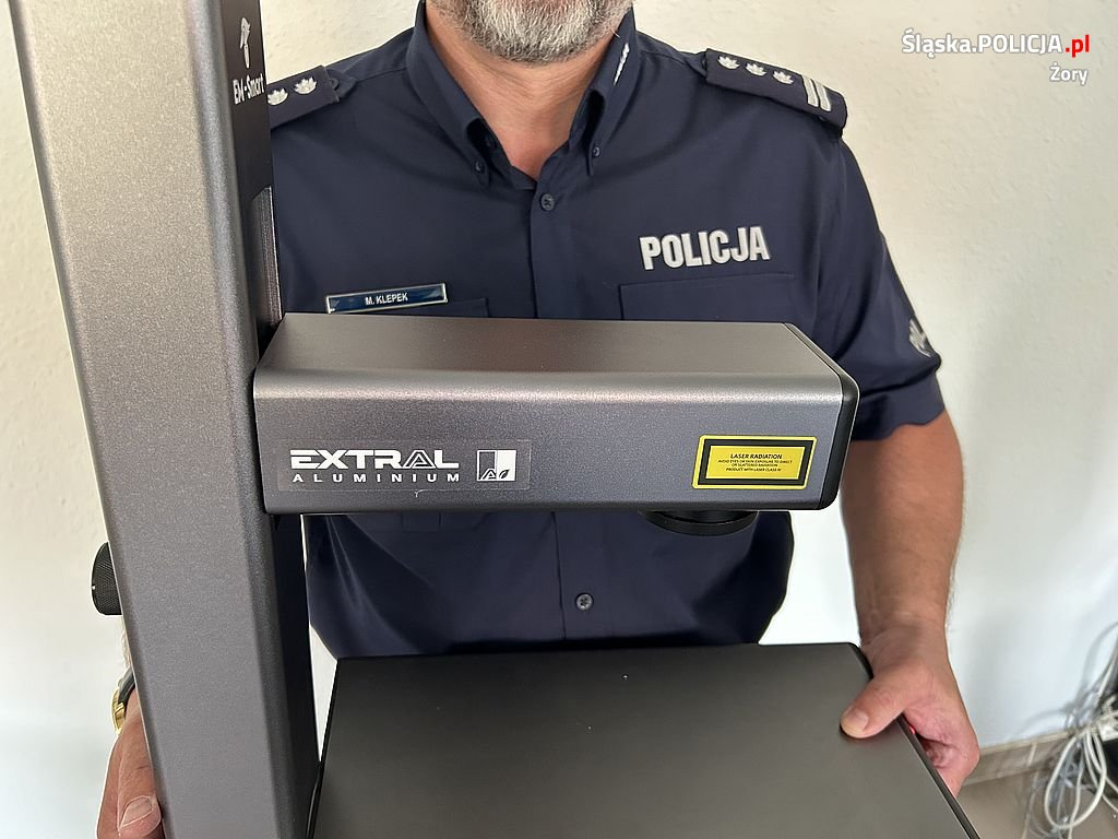 Policjanci otrzymali urządzenie do znakowania jednośladów