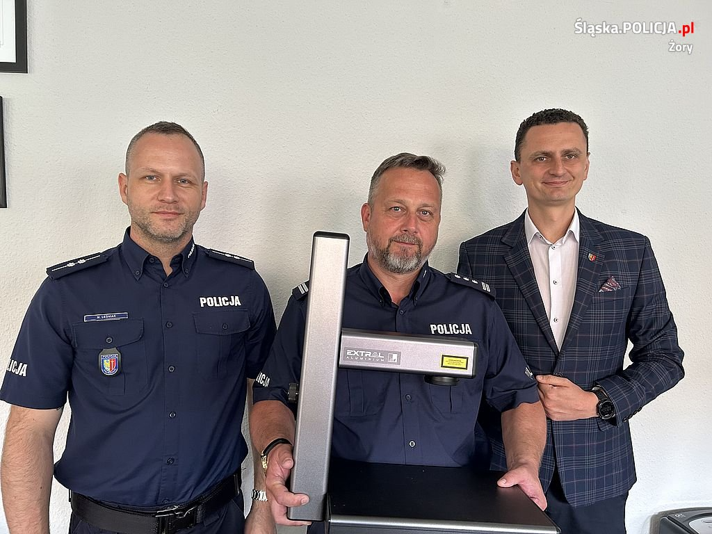 Policjanci otrzymali urządzenie do znakowania jednośladów
