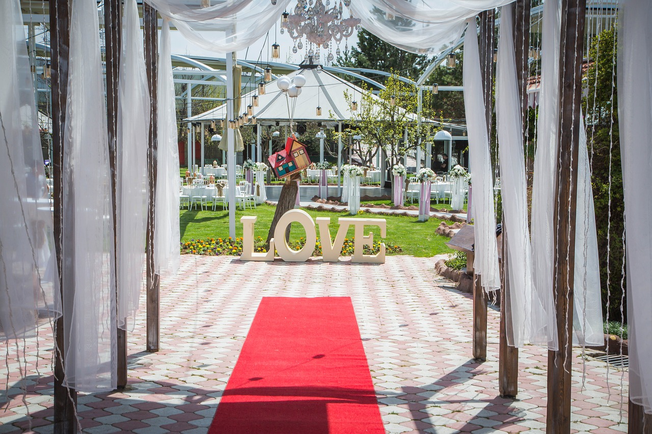 Najlepsza stylizacja na letnie przyjęcie w ogrodzie