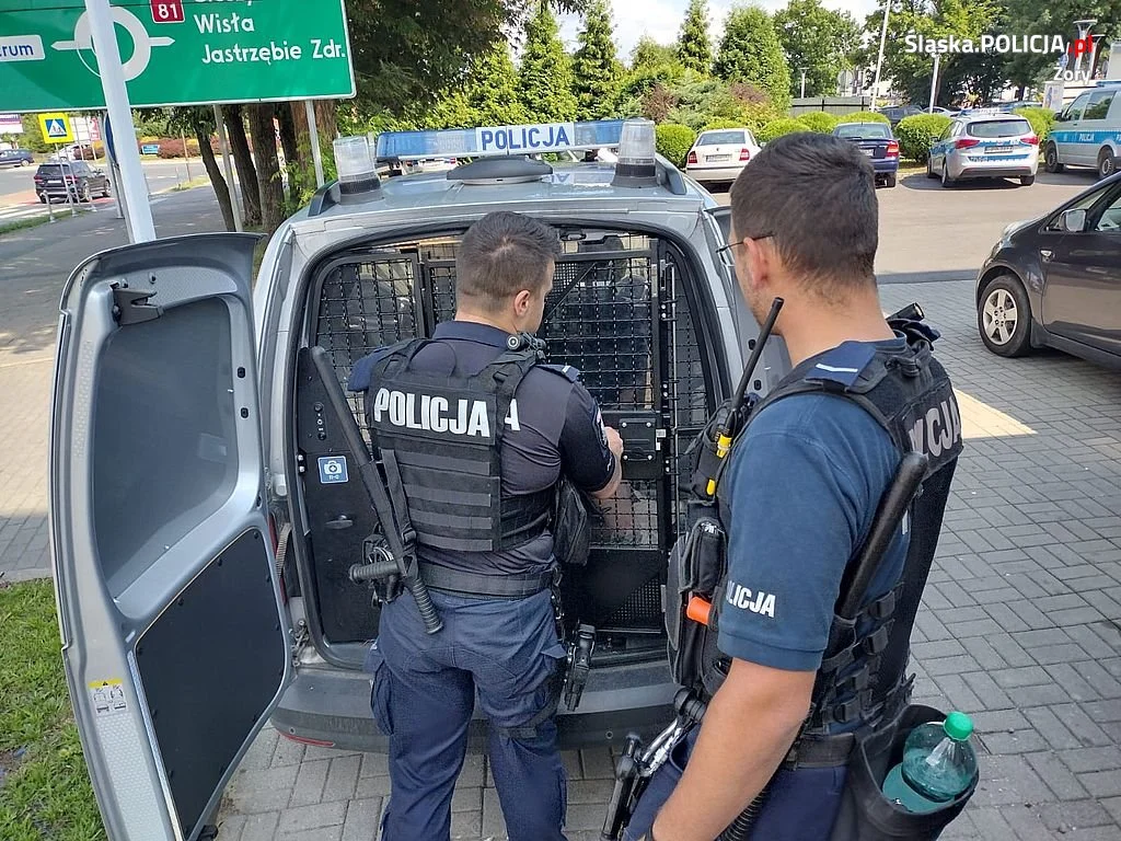 Czekając na przyjazd policji wypili kradziony alkohol. Teraz odpowiedzą przed sądem