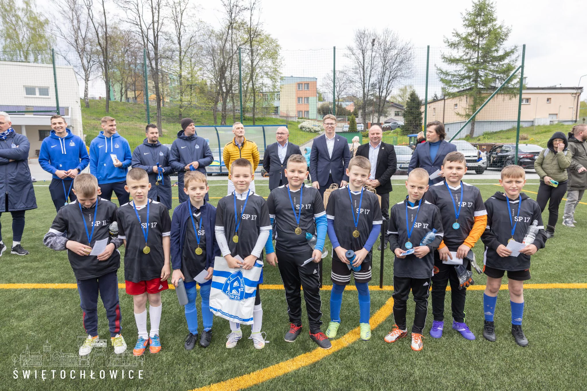 Świętochłowiccy uczniowie na Turnieju Piłki Nożnej z okazji 103 – lecia Ruchu Chorzów