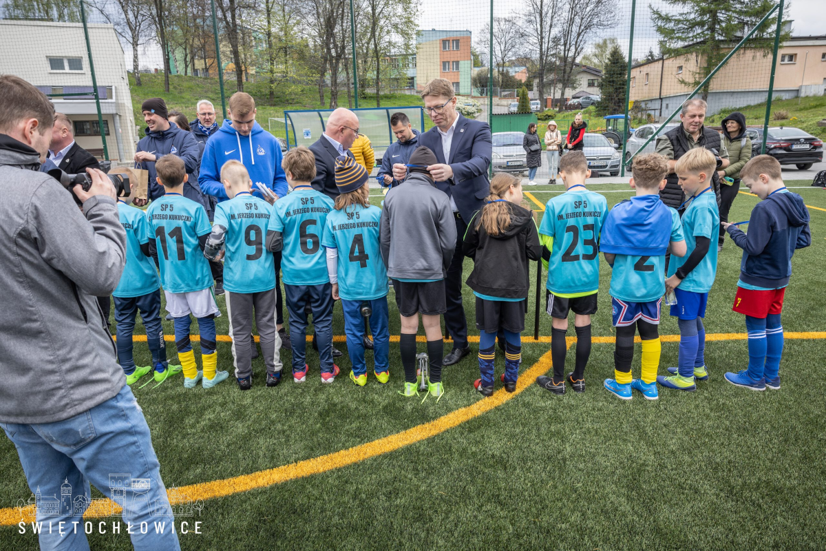 Świętochłowiccy uczniowie na Turnieju Piłki Nożnej z okazji 103 – lecia Ruchu Chorzów