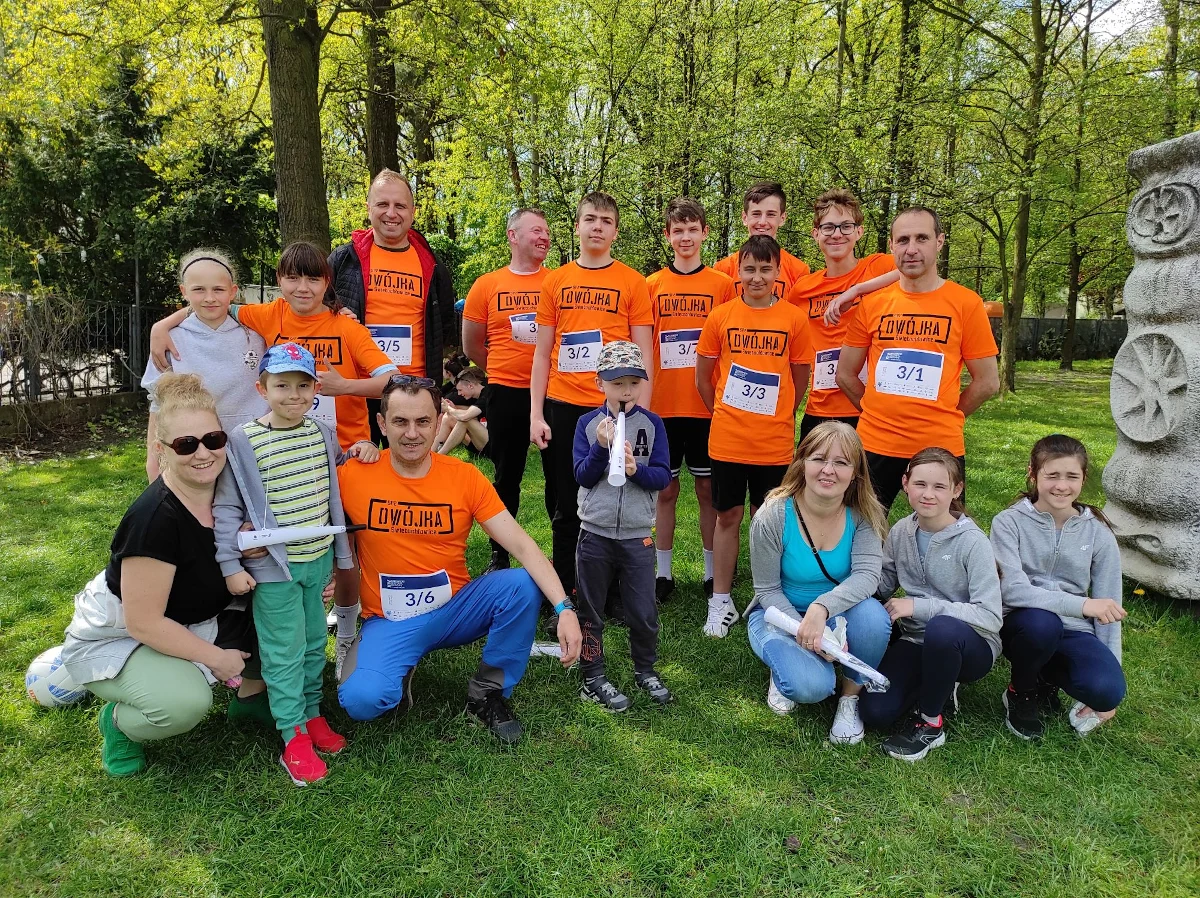 Społeczność świętochłowickiej SP nr 2 wzięła udział w biegowej Sztafecie Pokoleń