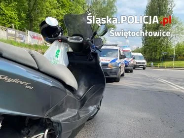 Zdarzenie drogowe z motorowerem. Mężczyzna z urazem nogi trafił do szpitala