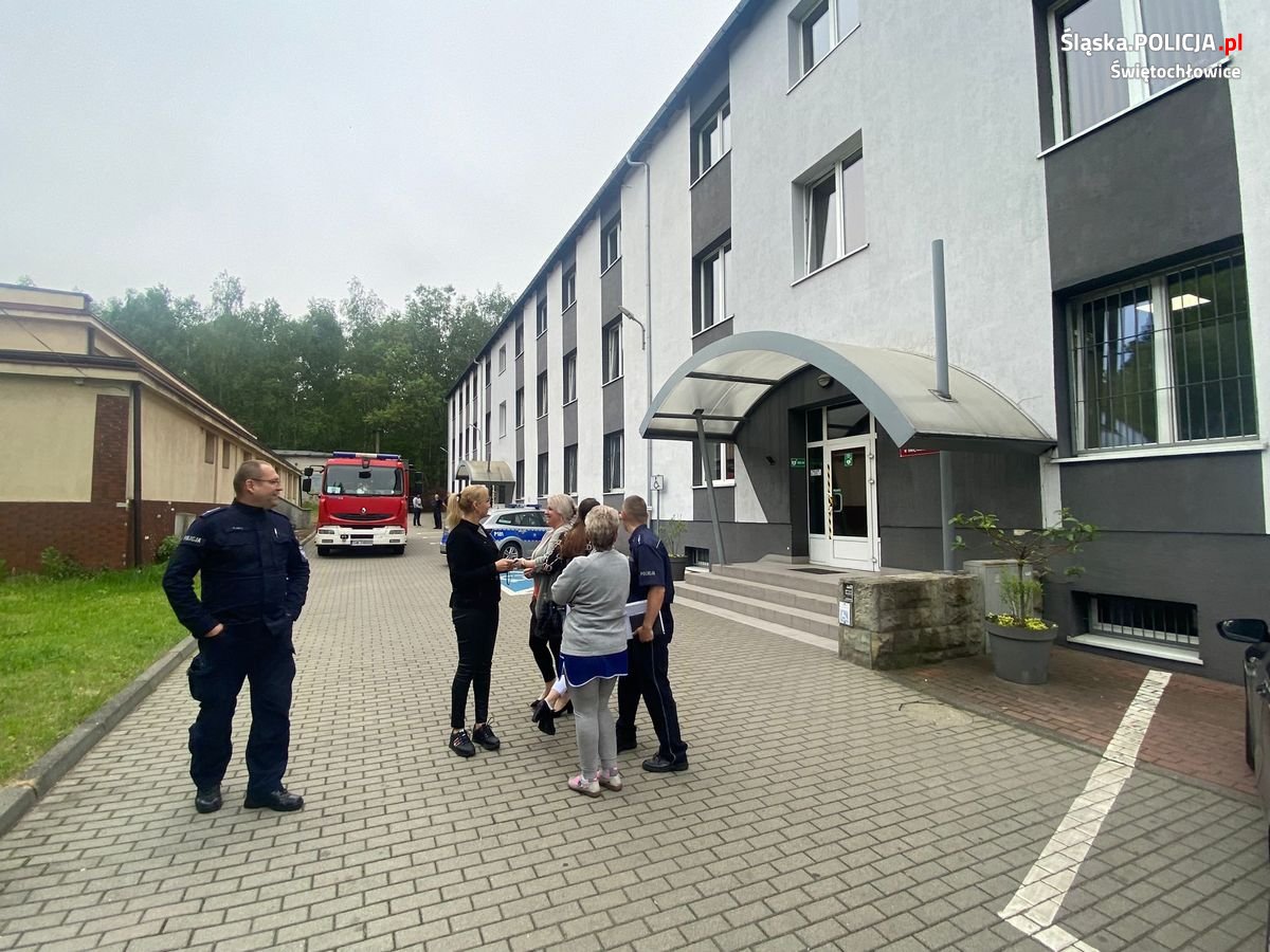 Ewakuacja komendy policji w Świętochłowicach. Strażacy przeprowadzali próbną akcję