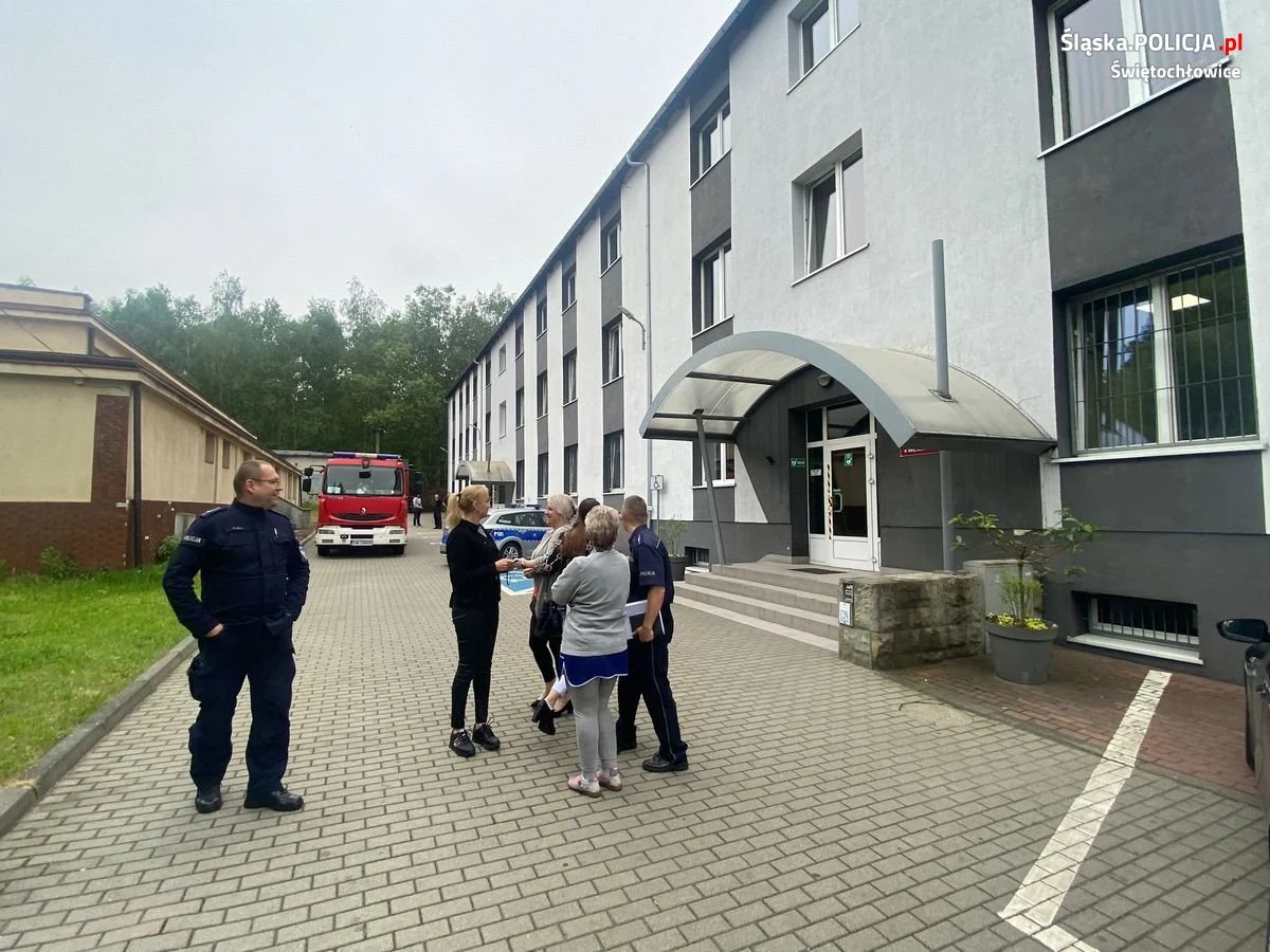Ewakuacja komendy policji w Świętochłowicach. Strażacy przeprowadzali próbną akcję