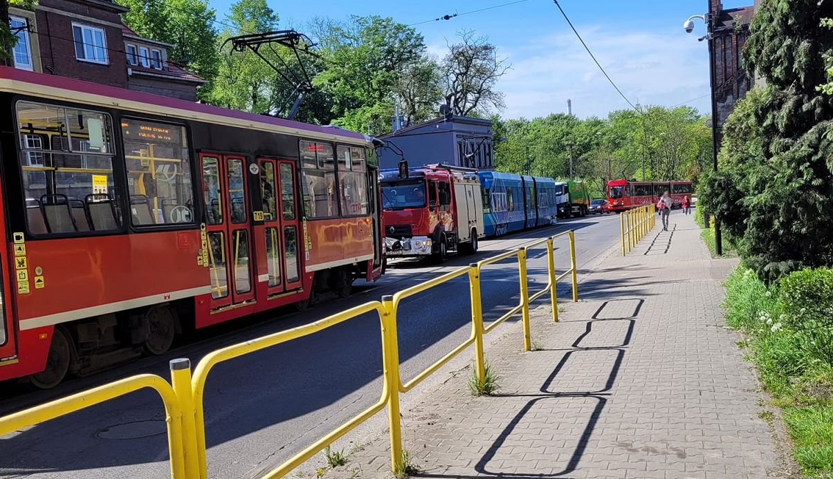 Kolizja na ul. Bytomskiej. Samochód dostawczy zderzył się z tramwajem!