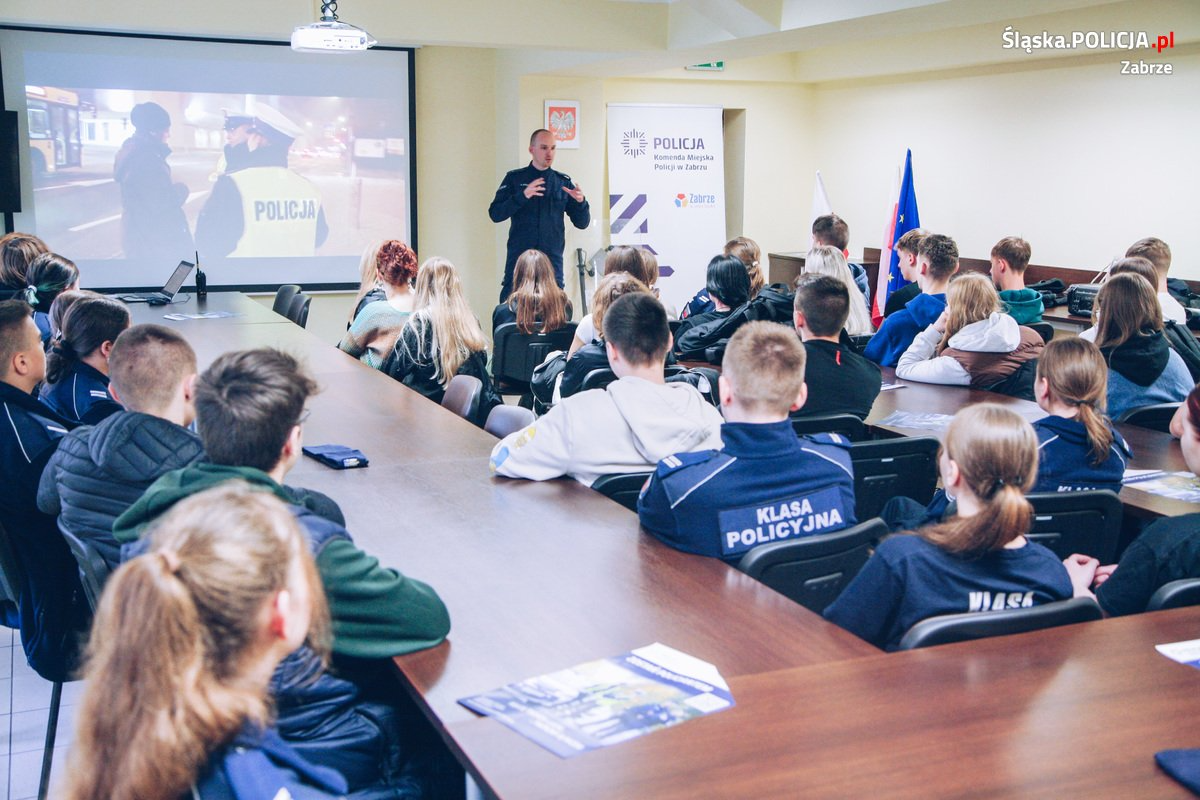 Uczniowie Zespołu Szkół Ekonomiczno-Usługowych odwiedzili zabrzańską komendę policji