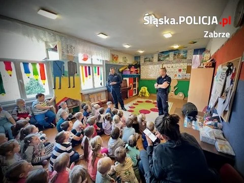 Dzielnicowi z zabrzańskiej dwójki odwiedzili przedszkolaków