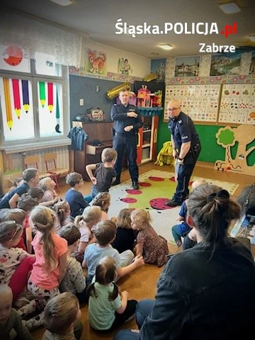 Dzielnicowi z zabrzańskiej dwójki odwiedzili przedszkolaków