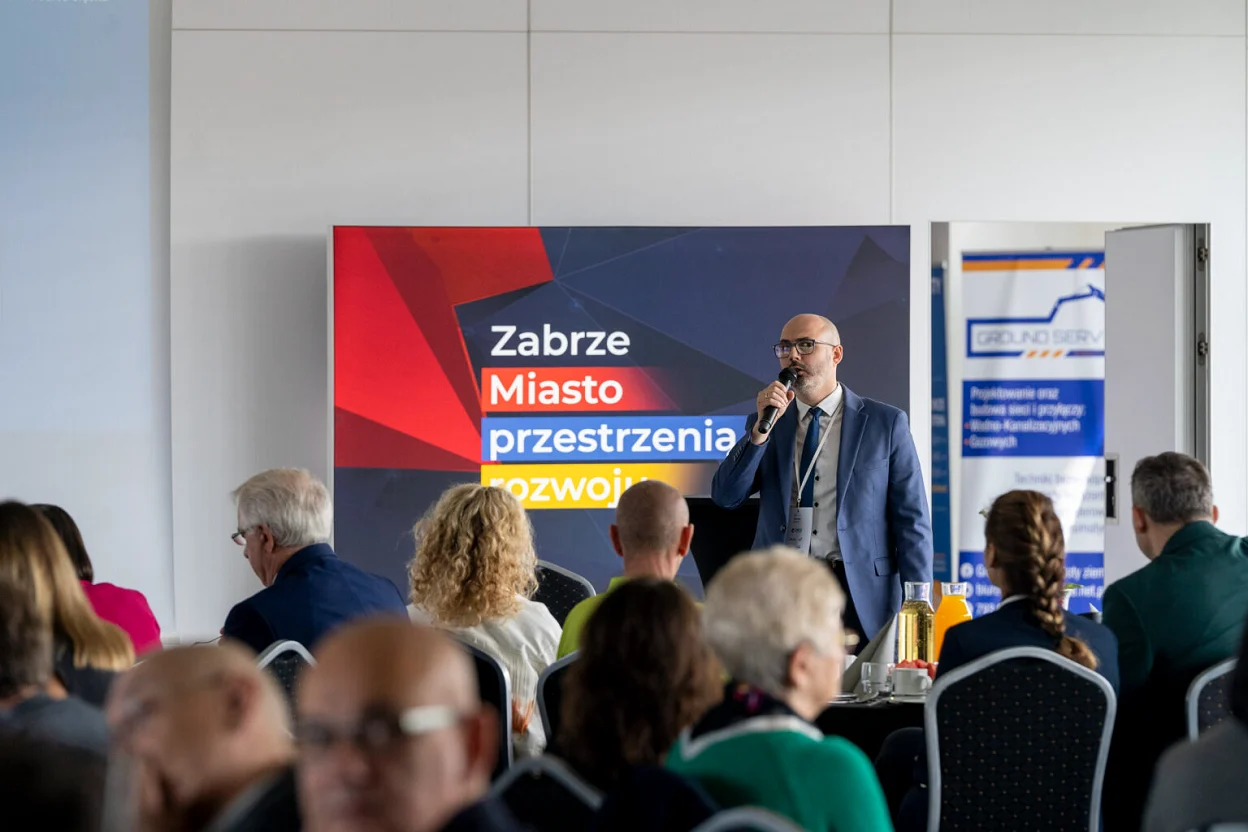 Konferencja nt. dostępności dla osób z niepełnosprawnościami na zabrzańskim stadionie