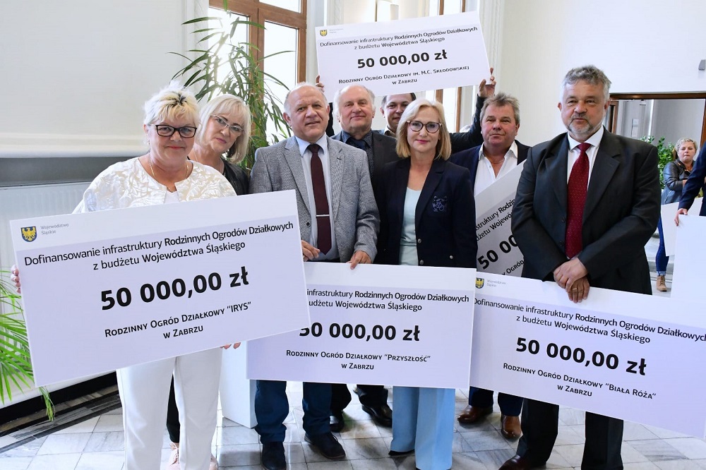 Zabrzańskie ogrody działkowe odbierają czeki na inwestycje łącznie w wysokości 650 tys. zł