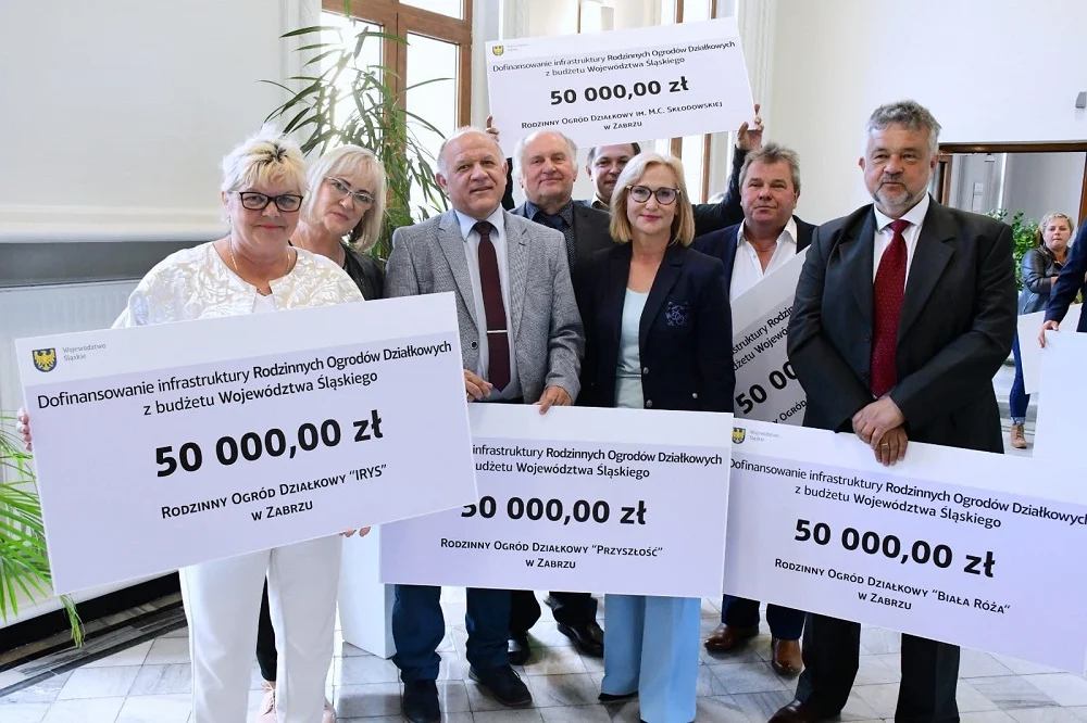 Zabrzańskie ogrody działkowe odbierają czeki na inwestycje łącznie w wysokości 650 tys. zł