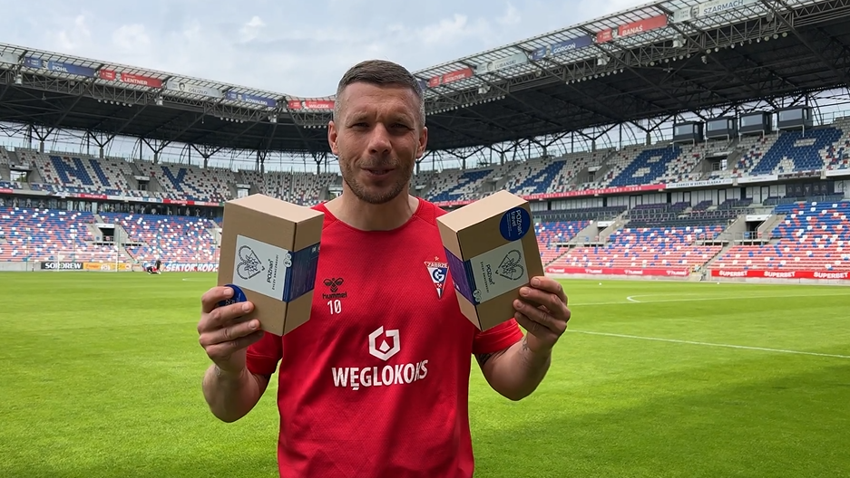 Lukas Podolski otrzymał prezent od Lecha Poznań. Kibice podziękowali za wygraną z Pogonią