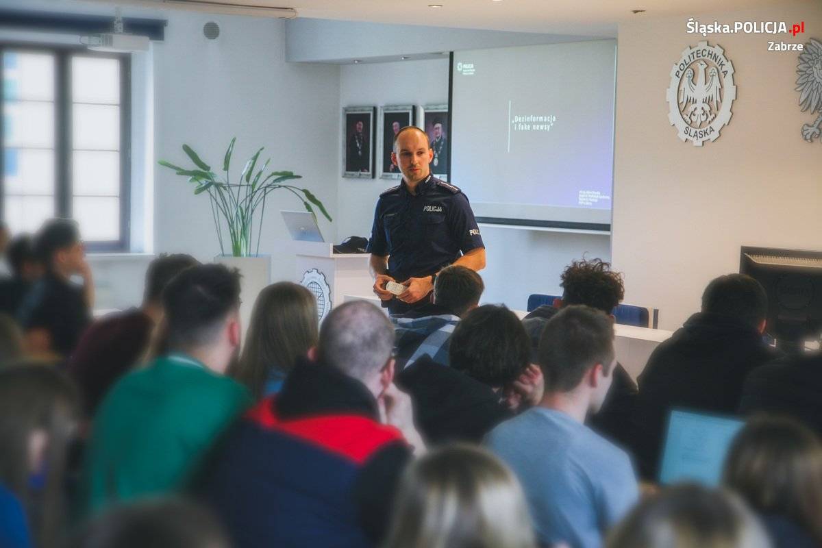 Policjanci rozmawiali ze studentami o dezinformacji i fake newsach
