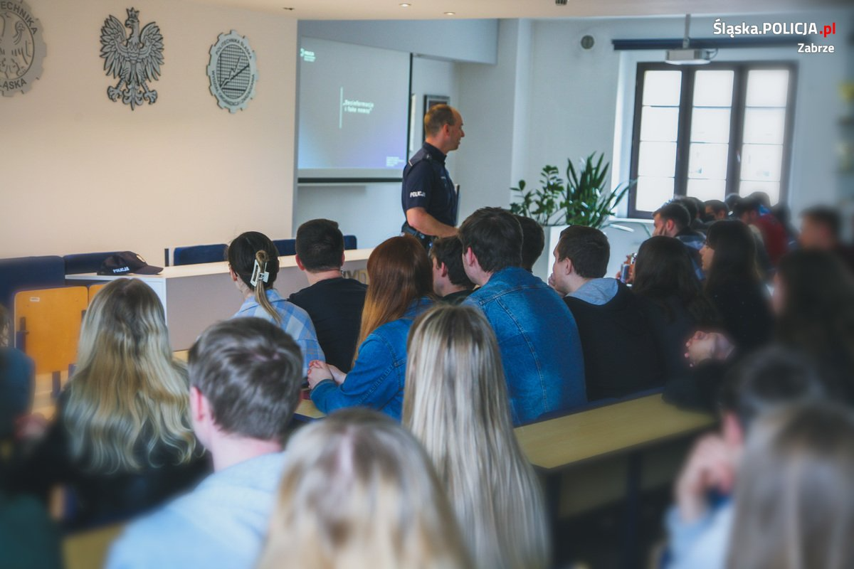 Policjanci rozmawiali ze studentami o dezinformacji i fake newsach