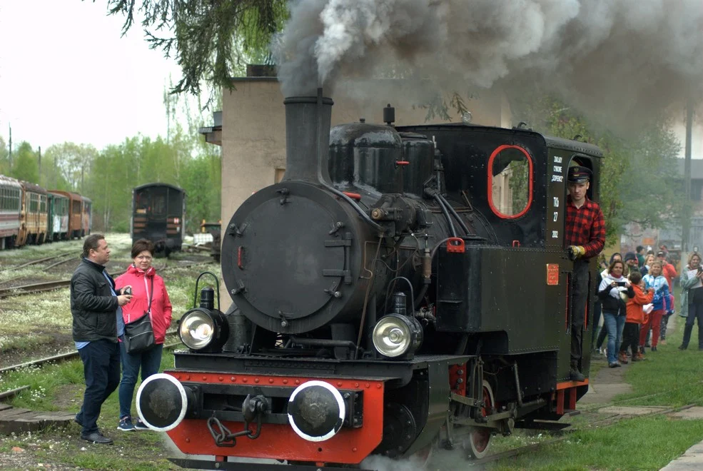 Wyjątkowa podróż z Bytomia do Tarnowskich Gór: Parowóz Ryś wyruszył w trasę, a wraz z nim ruszył sezon na wąskotorówkę