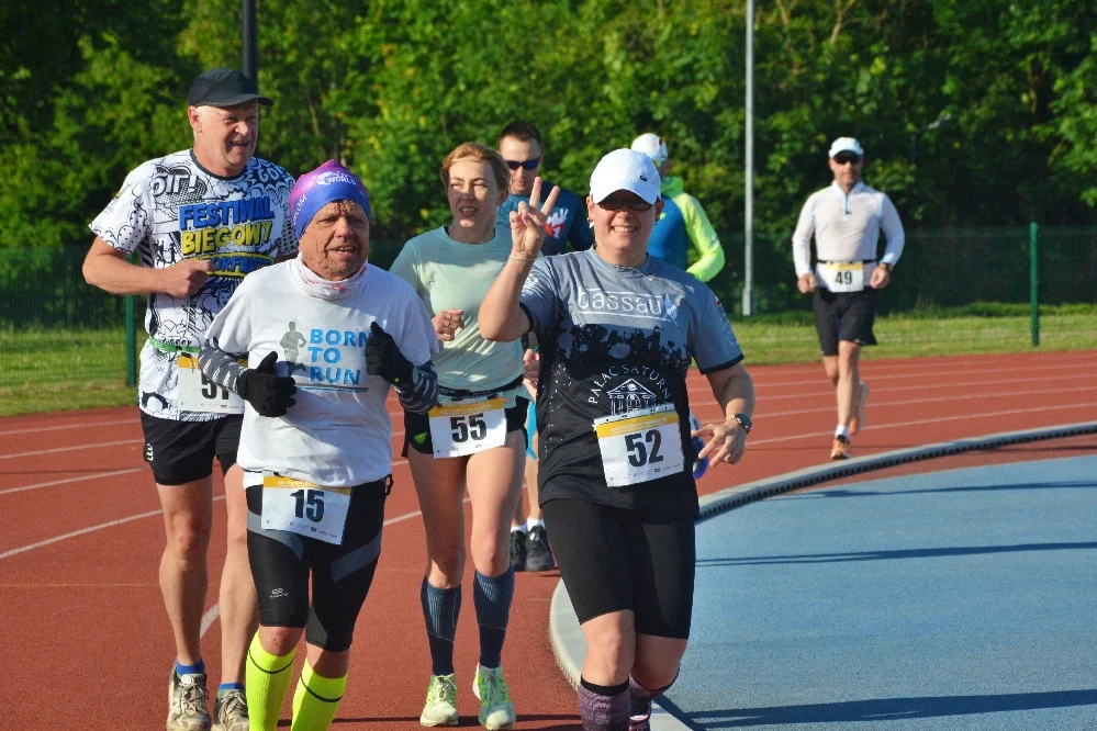 [ZDJĘCIA] Trwa Międzynarodowy Rudzki Bieg Dwunastogodzinny. Na starcie ponad 50 zawodników
