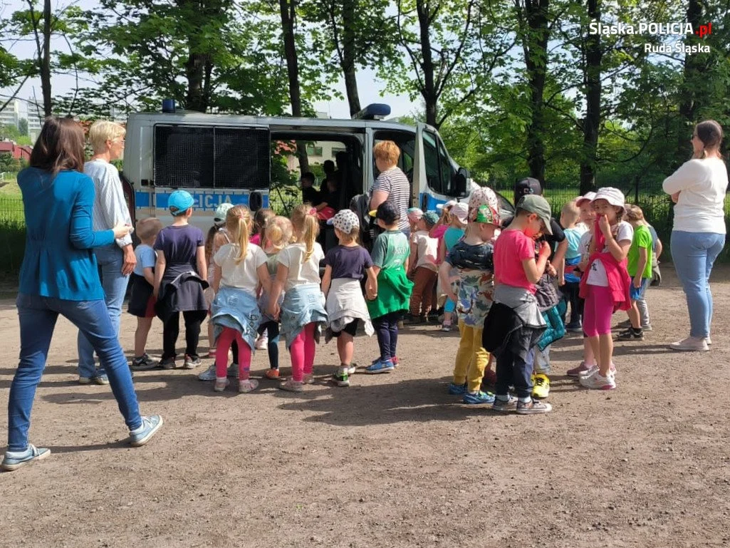 Dzielnicowi z przedszkolakami w miasteczku ruchu drogowego!