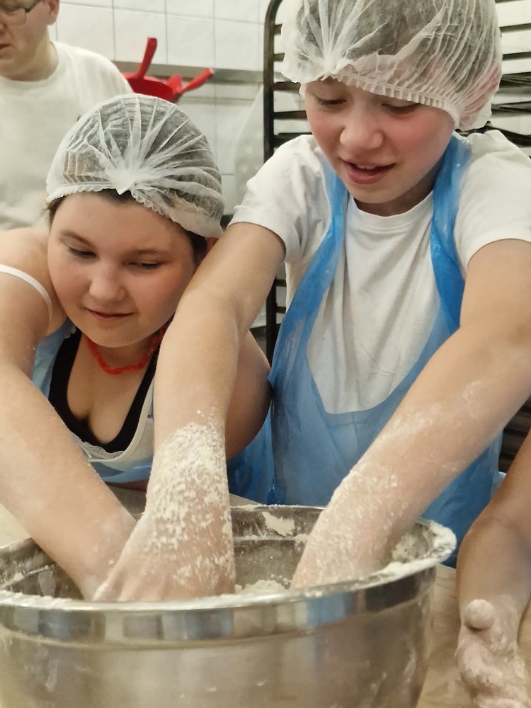 Mali rudzianie w piekarni 7