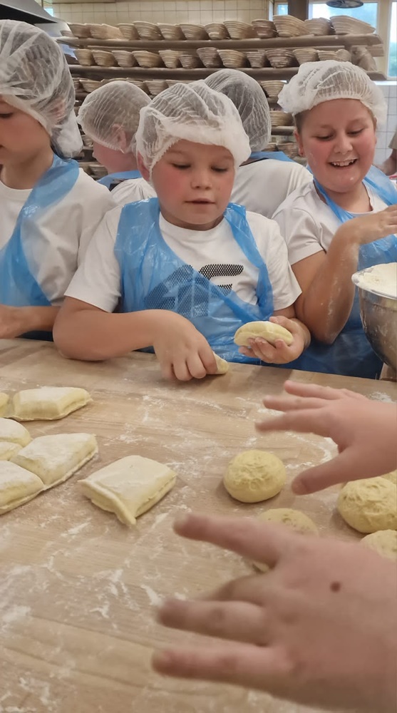 Mali rudzianie w piekarni 8