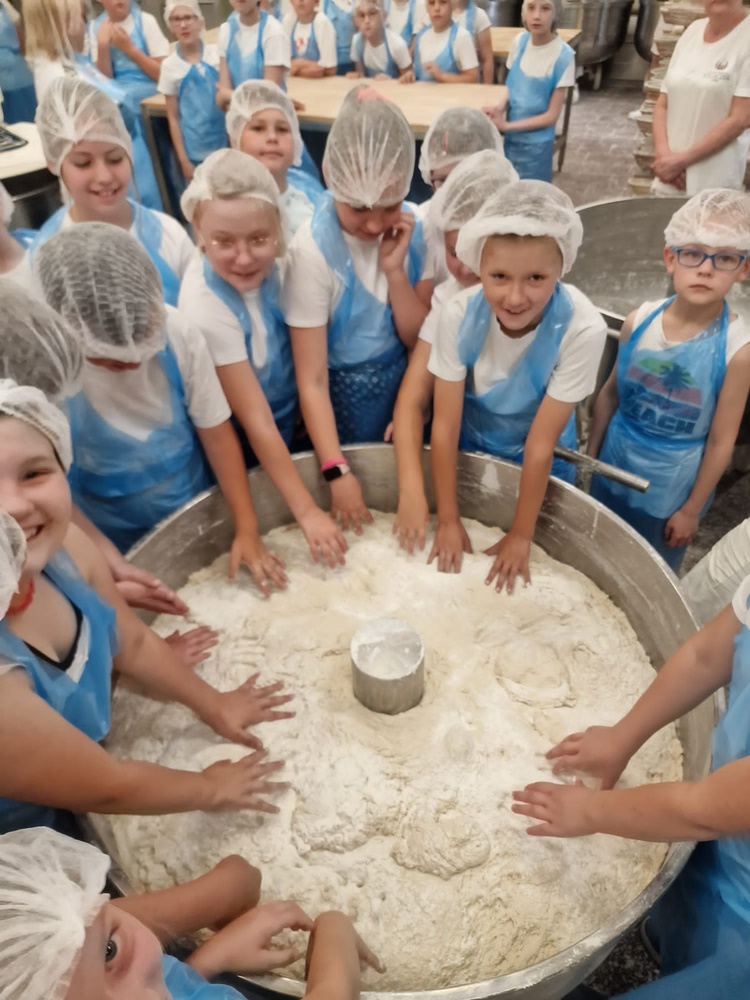 Mali rudzianie w piekarni 9