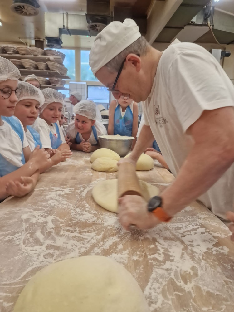 Mali rudzianie w piekarni 10