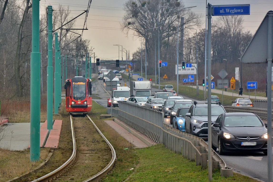 Prace torowe na ul. Niedurnego. Wprowadzono zmiany w funkcjonowaniu komunikacji miejskiej