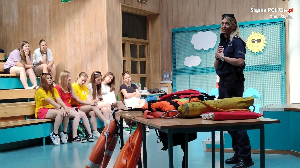 Policjanci z wakacyjną profilaktyką w III LO w Rudzie Śląskiej