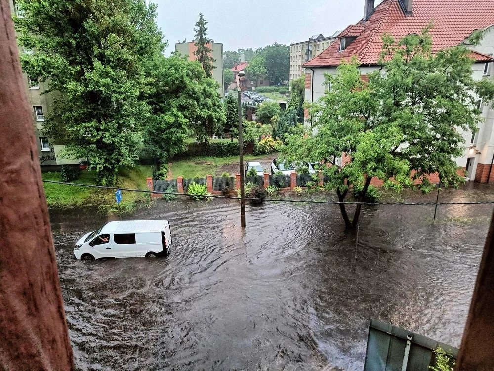 Połamane drzewa i zalane ulice. Przez Rudę Śląska przeszła gwałtowna burza!