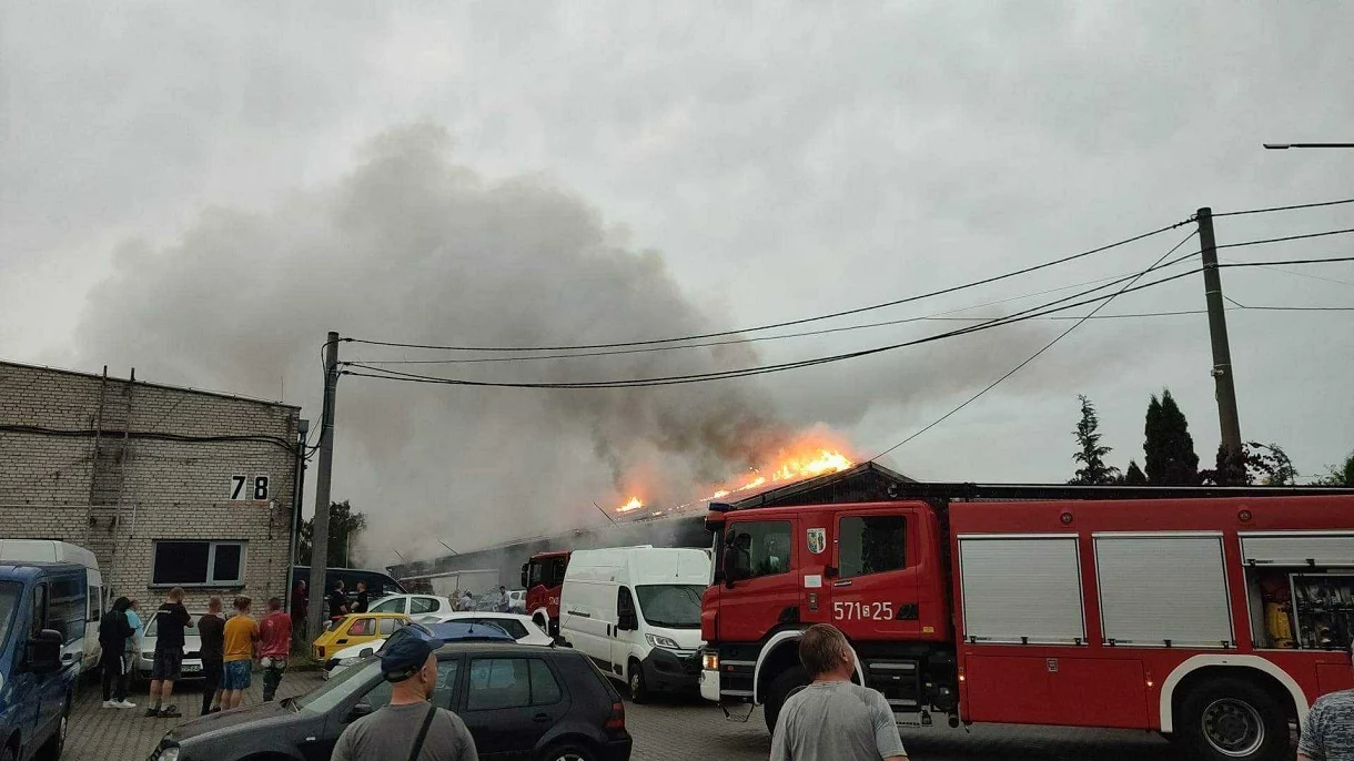 [FILM] Pożar hali magazynowej przy ul. Pionierów. Na miejscu 12 zastępów straży pożarnej!