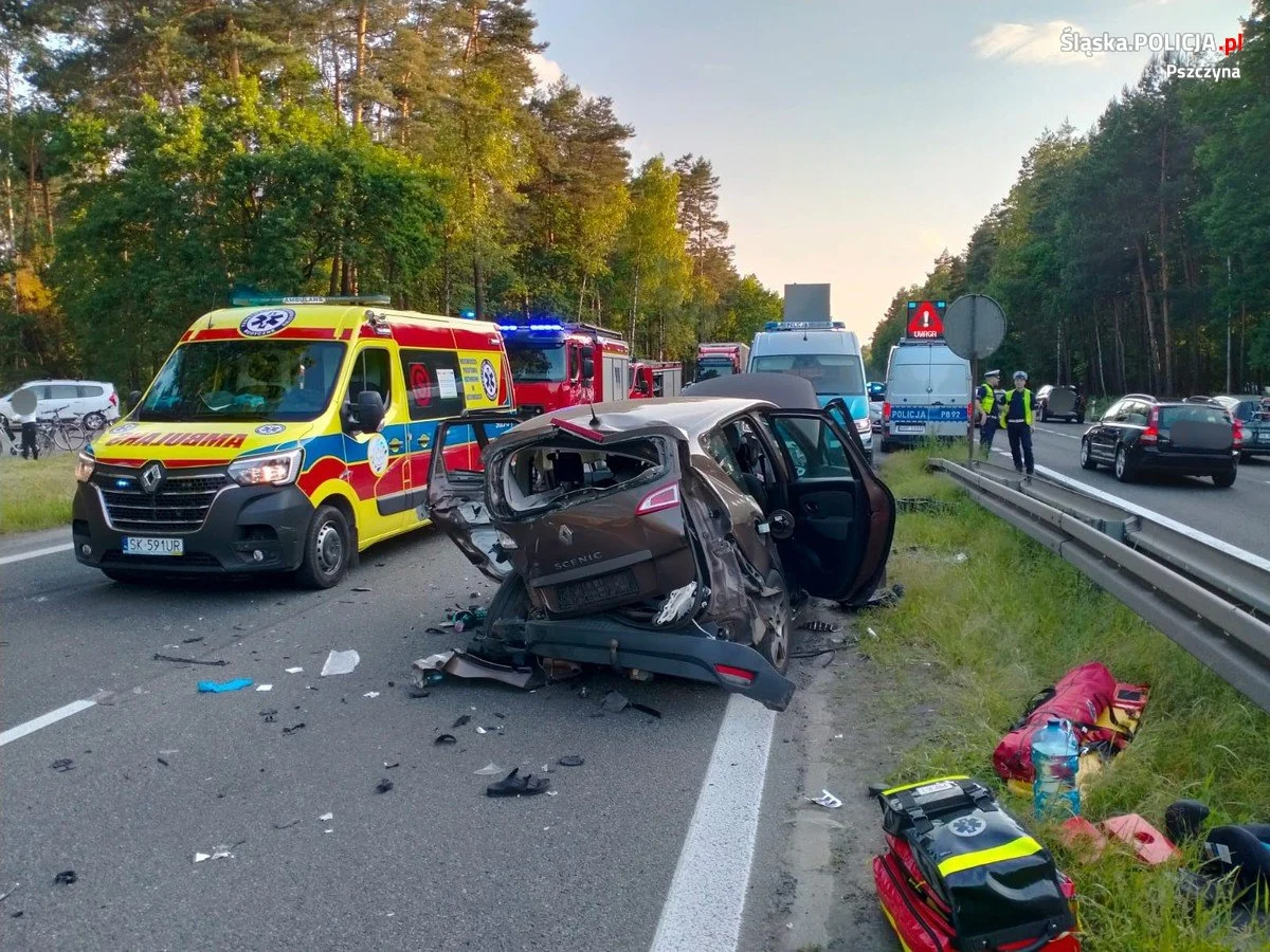 Poważny wypadek na DK-1 w Kobiórze. Wśród rannych 12-letnie dziecko! [FOTO]