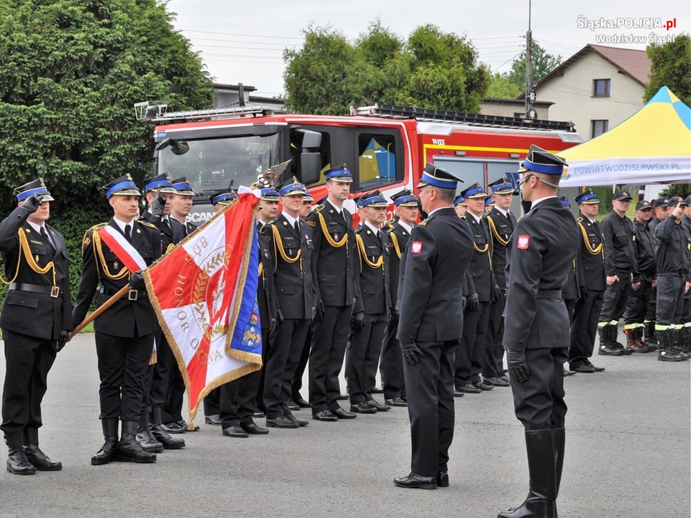 Powiatowe Obchody Dnia Strażaka z udziałem szefa wodzisławskich policjantów