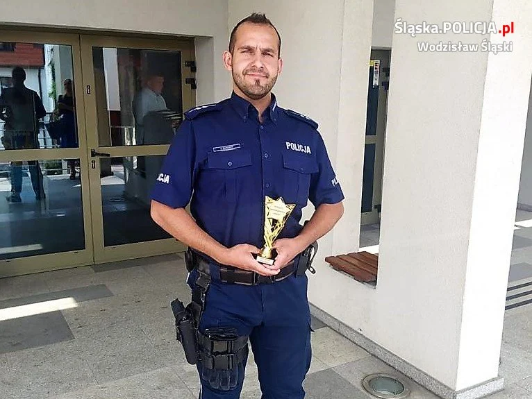 Wodzisławski dzielnicowy wyróżniony. Prezydent miasta wręczył mu nagrodę