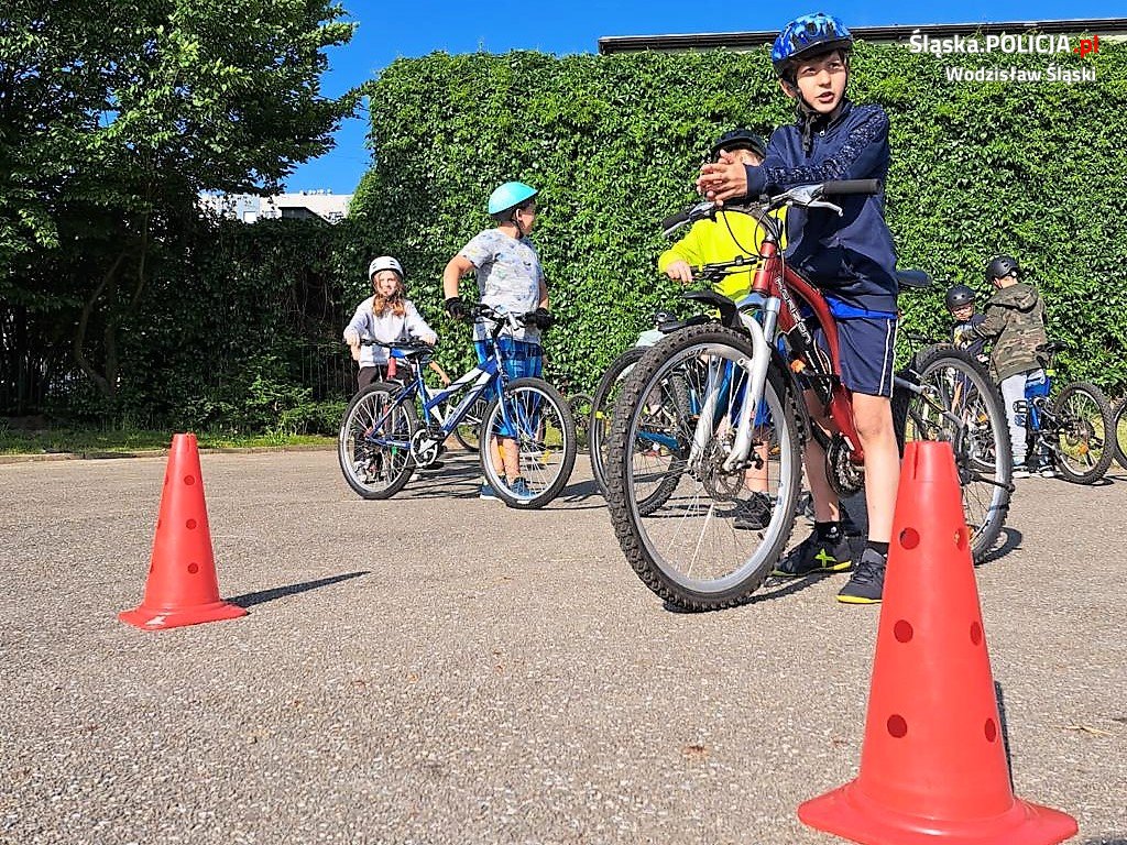 Egzamin na kartę rowerową z udziałem dzielnicowych z Wodzisławia Śląskiego
