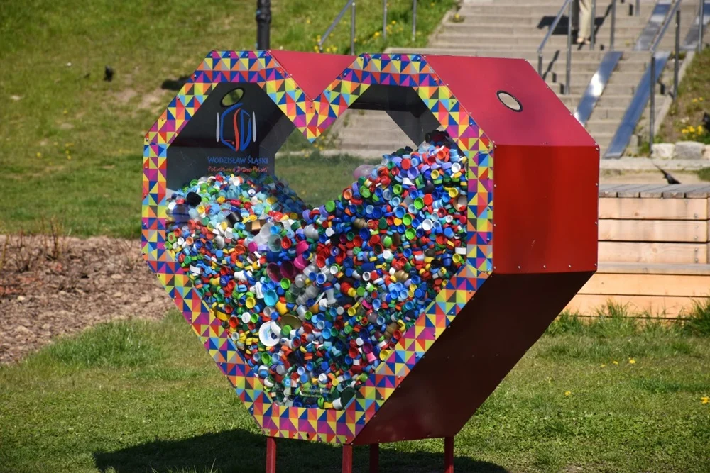 Zbiórka nakrętek w Wodzisławiu Śląskim. Mogą pomóc właśnie Tobie!