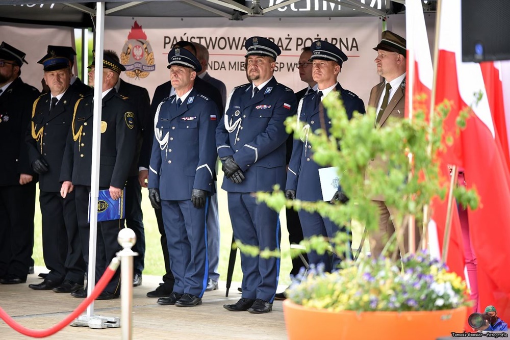 Tyscy mundurowi na obchodach i pikniku z okazji Dnia Strażaka
