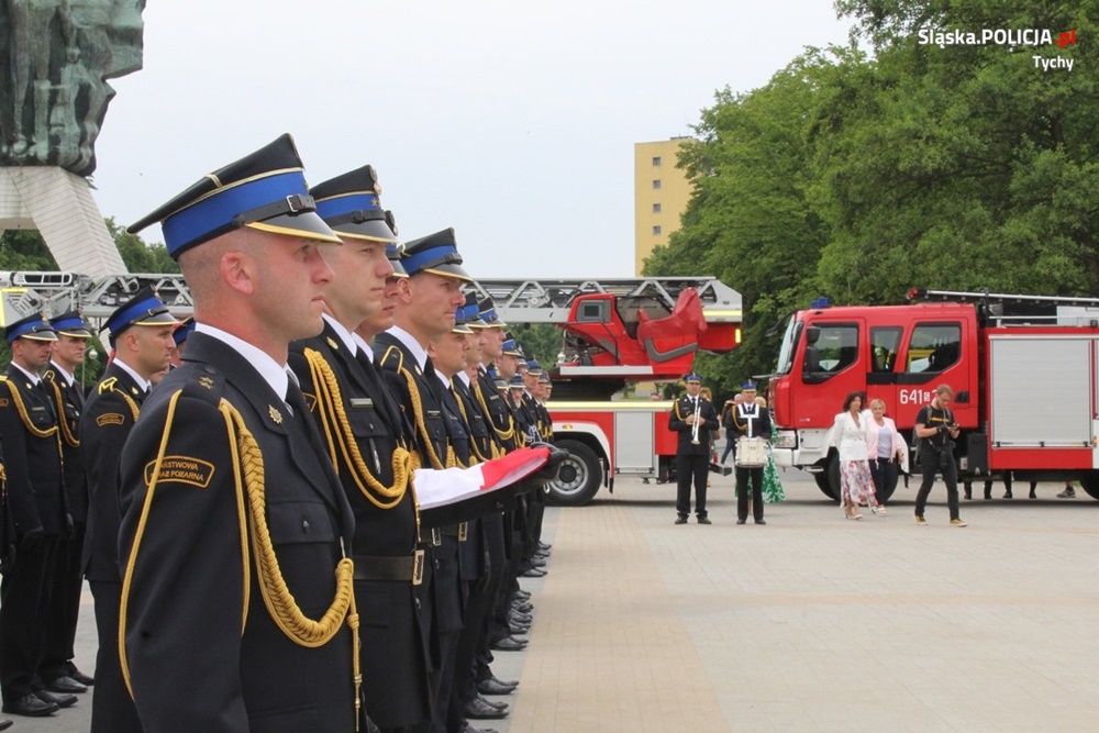 Tyscy mundurowi na obchodach i pikniku z okazji Dnia Strażaka