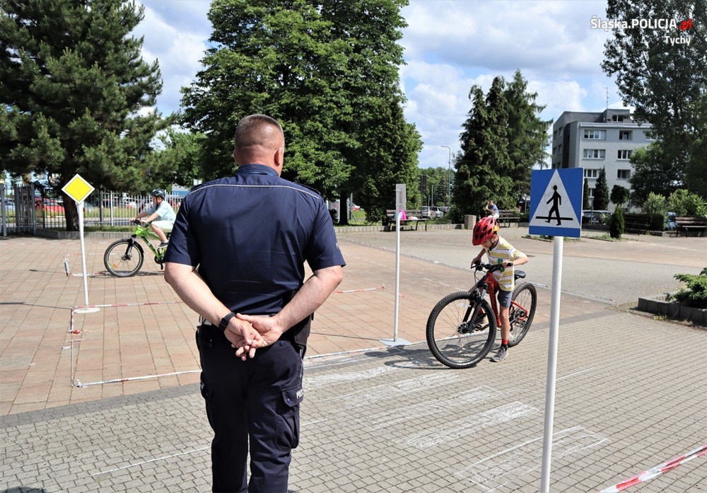 Uczniowie SP nr 36 zdobyli kartę rowerową. Egzamin z tyską policją