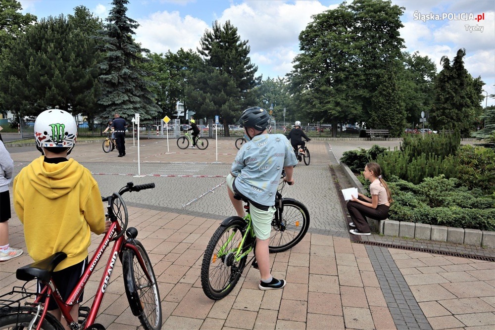 Uczniowie SP nr 36 zdobyli kartę rowerową. Egzamin z tyską policją