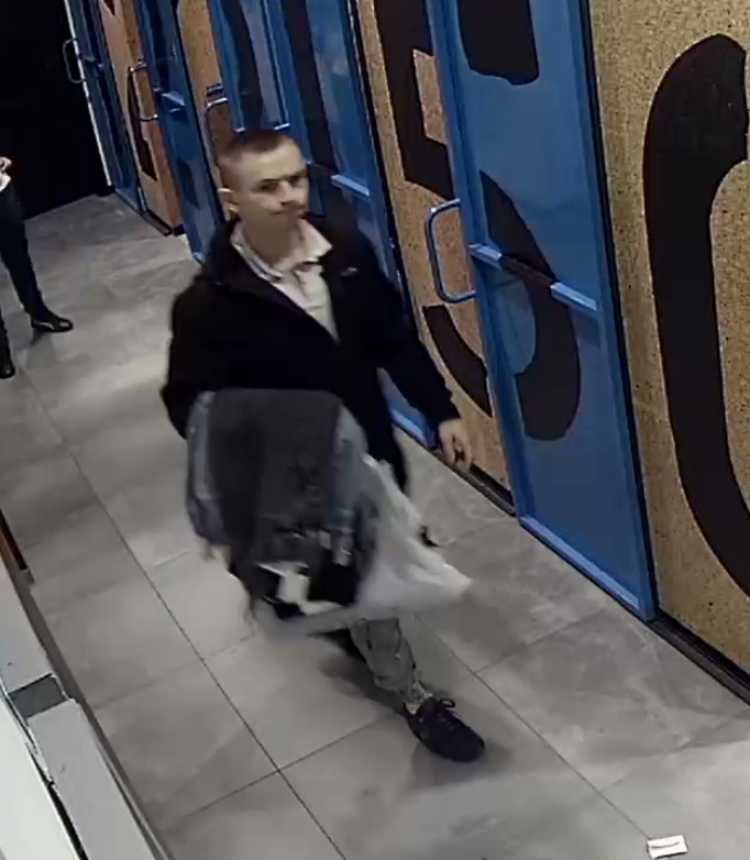 Kradzież w sklepie w Tychach. Poznajesz tego mężczyznę?