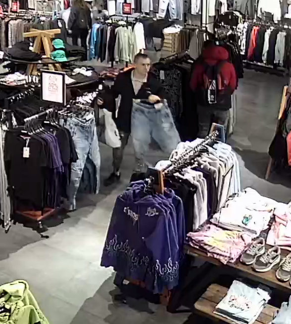 Kradzież w sklepie w Tychach. Poznajesz tego mężczyznę?