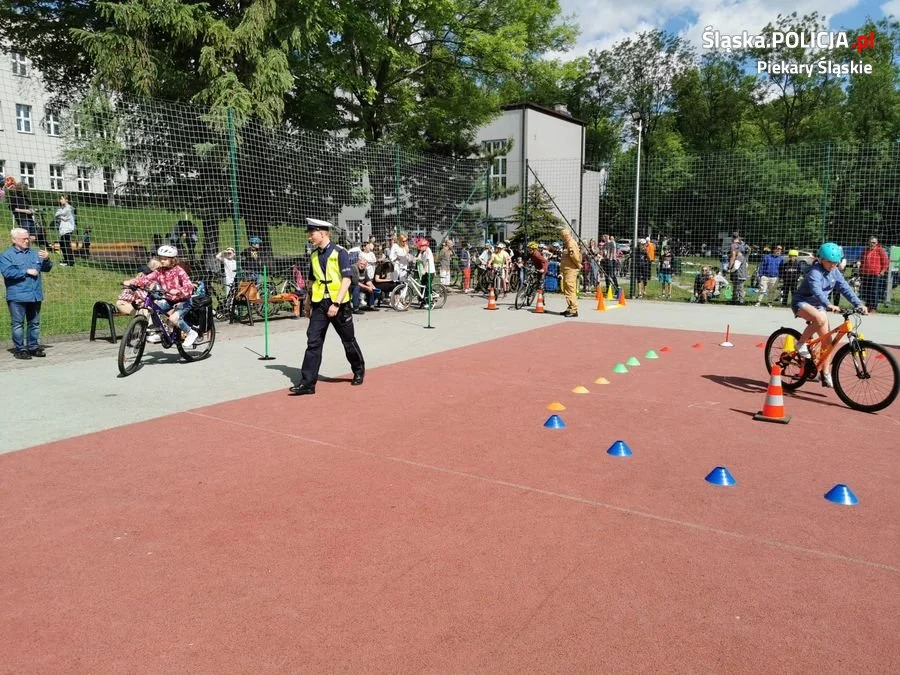 Policjanci z Piekar Śląskich pomagali przy egzaminie na kartę rowerową