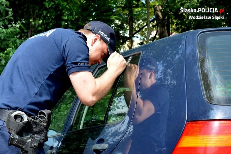 Wodzisławscy policjanci apelują. Nie zostawiaj dziecka w rozgrzanym samochodzie!