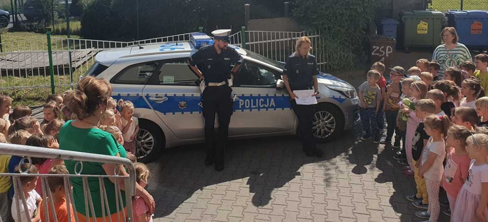 Piekarscy policjanci rozmawiali z najmłodszymi o bezpieczeństwie w wakacje