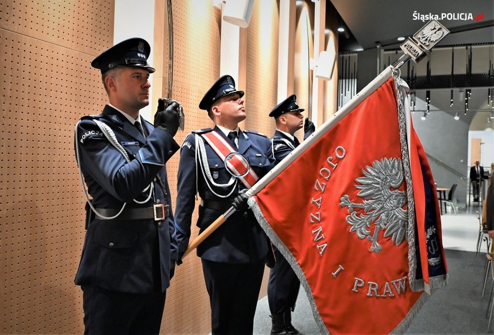 Szef piekarskich policjantów odznaczony medalem "100-lecia Policji Województwa Śląskiego"